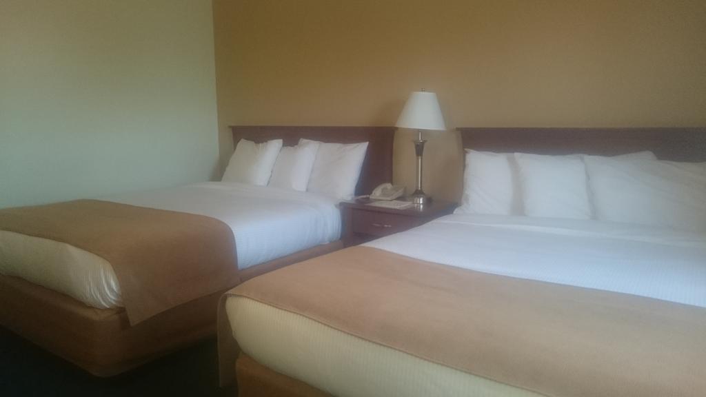 Ptarmigan Inn Hay River Szoba fotó