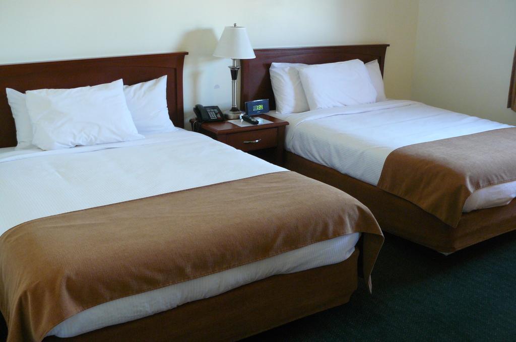 Ptarmigan Inn Hay River Szoba fotó